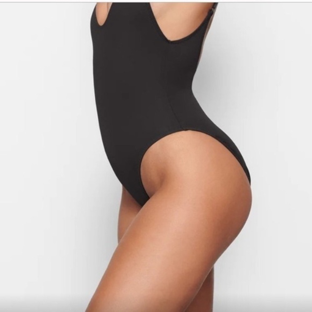 SKIMS BLACK SWIM scoop neck one piece in‎ onyx